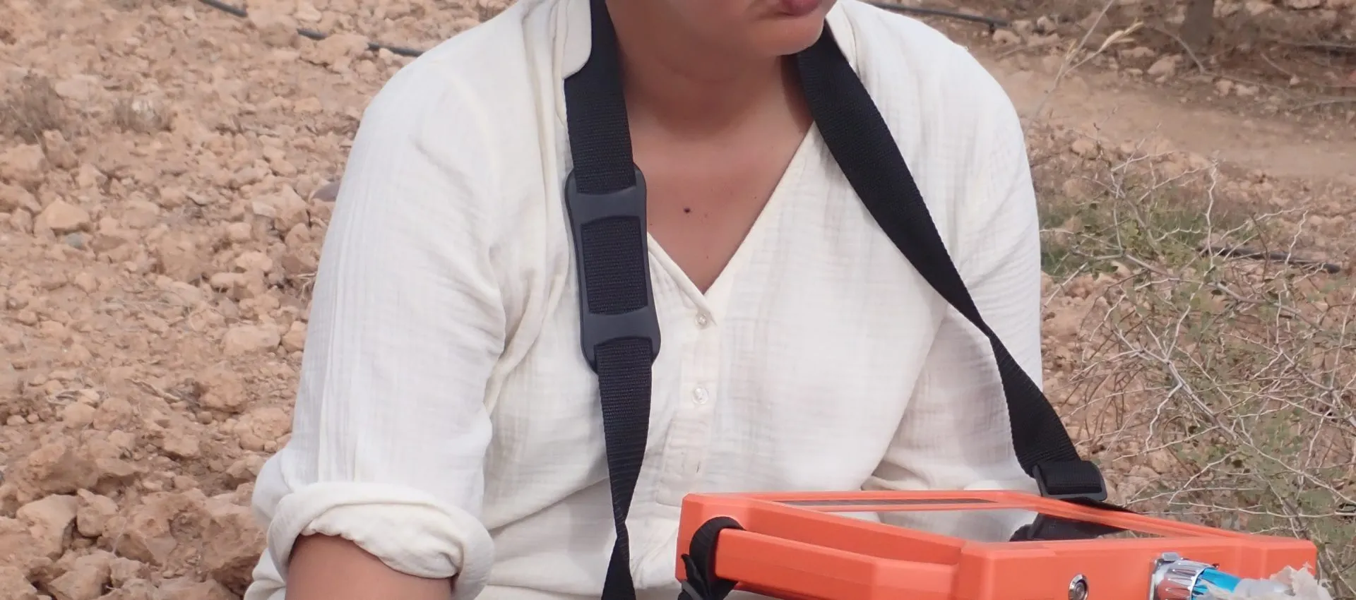Karima Cabana, géophysicienne Allo Eau Maroc, utilise le détecteur PQWT pour mesurer la résistivité du sous-sol à Marrakech