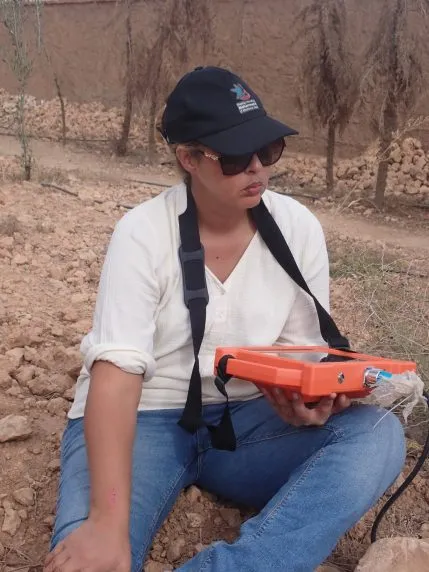 Karima Cabana, géophysicienne Allo Eau Maroc, utilise le détecteur PQWT pour mesurer la résistivité du sous-sol à Marrakech