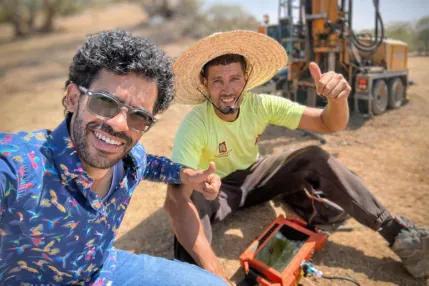 détection eau souterraine Maroc avec appareil géophysique et foreuse en arrière-plan Allo Eau