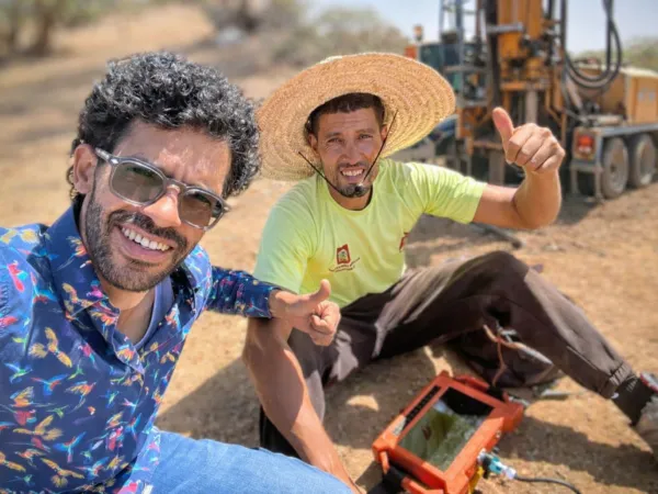 détection eau souterraine Maroc avec appareil géophysique et foreuse en arrière-plan Allo Eau