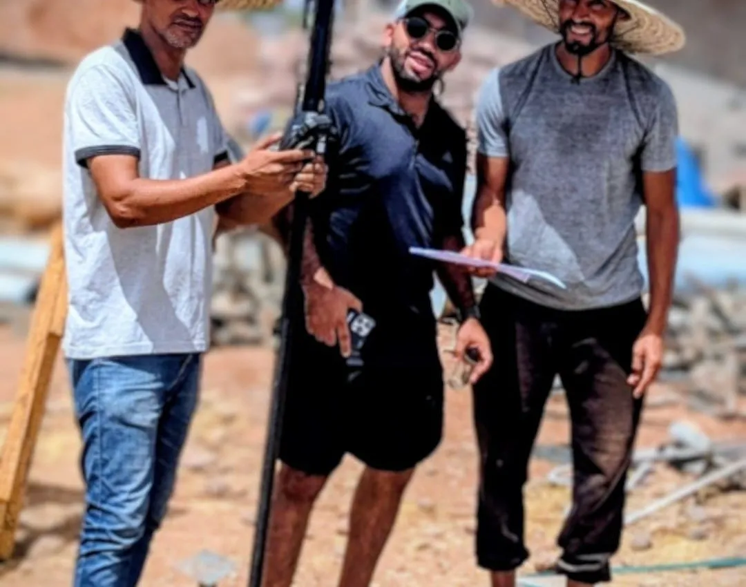 Expert géophysicien réalisant une détection d’eau souterraine au Maroc avec appareil PQWTmarrakech