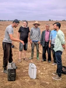 Abdelmajid, technicien d’Allo Eau Maroc, explique au client les résultats de la détection d’eau souterraine à Marrakech à l’aide des appareils géophysiques.