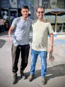 Pierre Cabana avec un client lors d’une détection d’eau souterraine à Marrakech, méthode sourcier Maroc scientifique avec appareils géophysiques