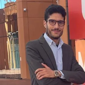 Dr Mohamed Hlal, ingénieur hydrogéologue d’Allo Eau Maroc, effectuant une analyse géophysique de détection d’eau souterraine à Marrakech.
