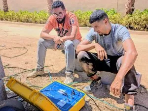 Abdelmajid – technicien Allo Eau Maroc utilisant une caméra 360° pour inspection de puits avec client à Marrakech