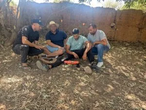 Abdelmajid d’Allo Eau Maroc réalise une détection d’eau souterraine avec l’appareil PQWT sur un terrain à Marrakech, en présence des clients.