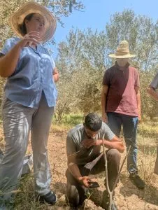 Sourcier Maroc utilisant des appareils géophysiques pour localiser l’eau souterraine à Marrakech