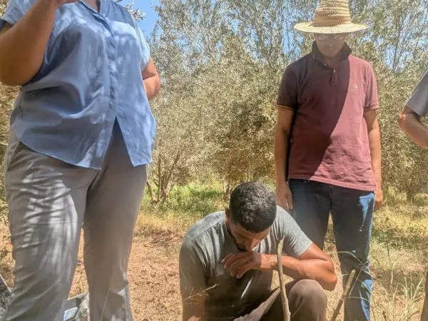 Sourcier Maroc utilisant des appareils géophysiques pour localiser l’eau souterraine à Marrakech