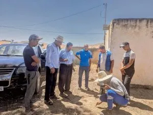 Abdelmajid – technicien Allo Eau Maroc avec un groupe de clients lors d’une mission de détection eau souterraine à Marrakech