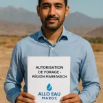 Homme marocain tenant un rapport de détection d’eau souterraine sur un terrain de Marrakech, Allo Eau Maroc.