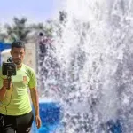 Abdelmajid utilisant l’appareil Fresh Result devant un terrain de forage lors d’une détection d’eau souterraine à Marrakech – sourcier Maroc scientifique