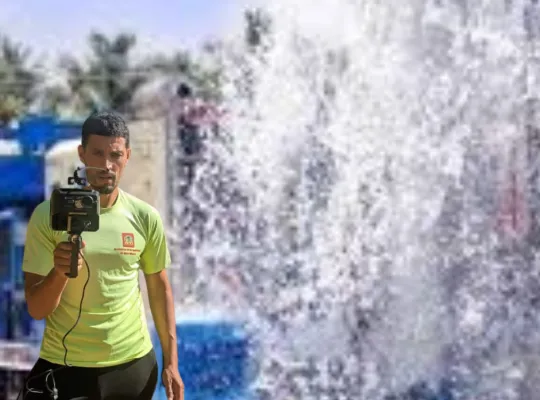 Abdelmajid utilisant l’appareil Fresh Result devant un terrain de forage lors d’une détection d’eau souterraine à Marrakech – sourcier Maroc scientifique