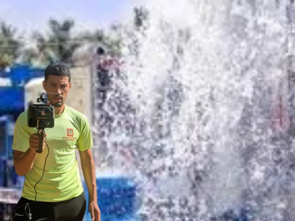 Abdelmajid utilisant l’appareil Fresh Result devant un terrain de forage lors d’une détection d’eau souterraine à Marrakech – sourcier Maroc scientifique