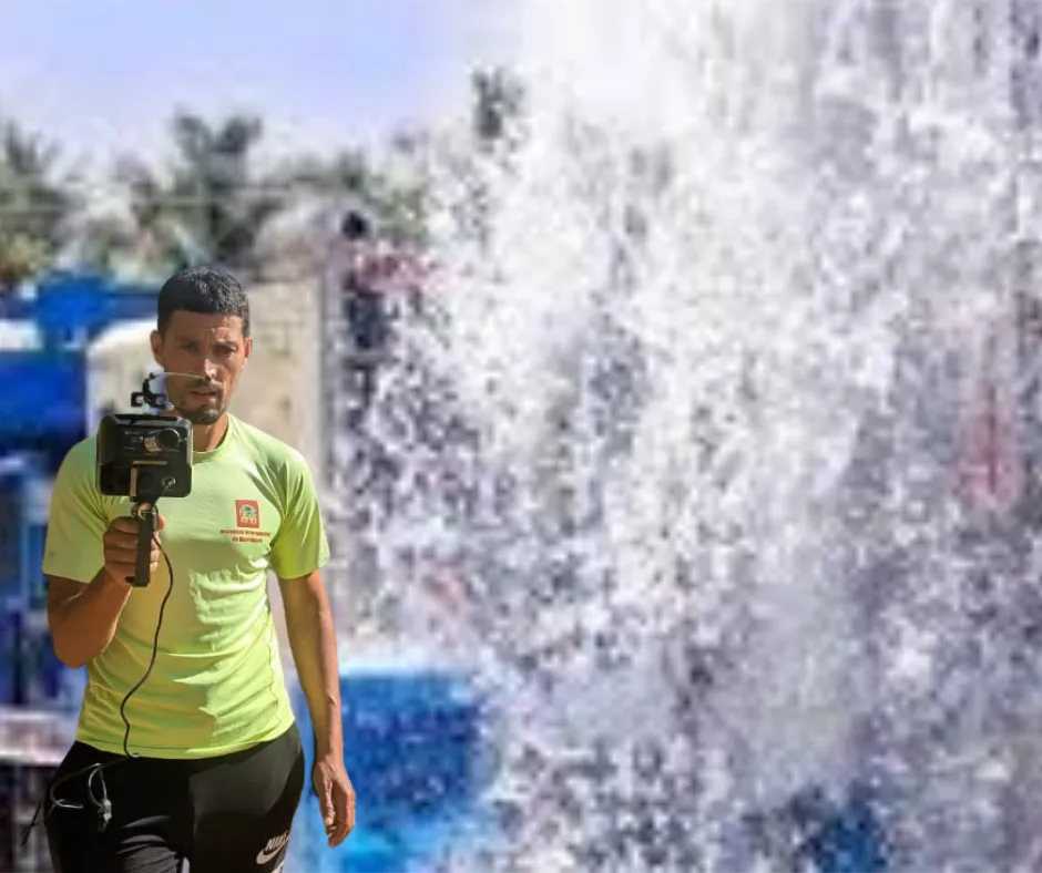 Abdelmajid utilisant l’appareil Fresh Result devant un terrain de forage lors d’une détection d’eau souterraine à Marrakech – sourcier Maroc scientifique