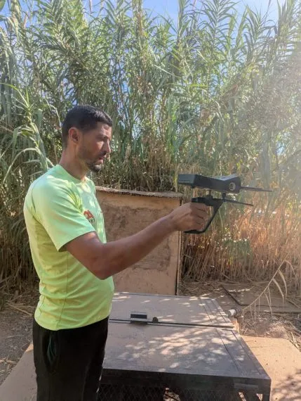 Sourcier Marrakech utilisant appareils géophysiques pour trouver l’eau