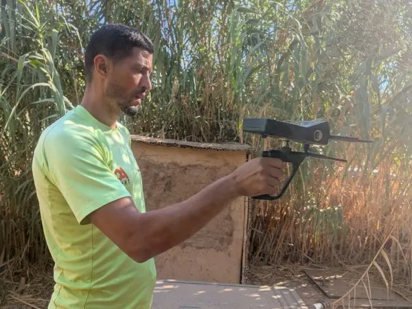 Sourcier Marrakech utilisant appareils géophysiques pour trouver l’eau