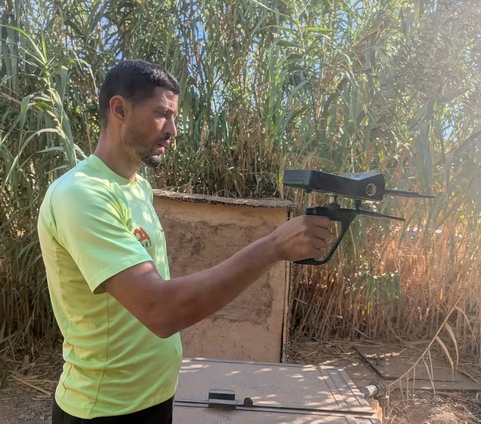 Sourcier Marrakech utilisant appareils géophysiques pour trouver l’eau
