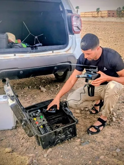 Abdelmajid utilisant l’appareil River G3 pour la détection d’eau souterraine à Marrakech – méthode sourcier Maroc scientifique