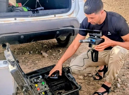 Abdelmajid utilisant l’appareil River G3 pour la détection d’eau souterraine à Marrakech – méthode sourcier Maroc scientifique