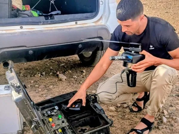Abdelmajid utilisant l’appareil River G3 pour la détection d’eau souterraine à Marrakech – méthode sourcier Maroc scientifique