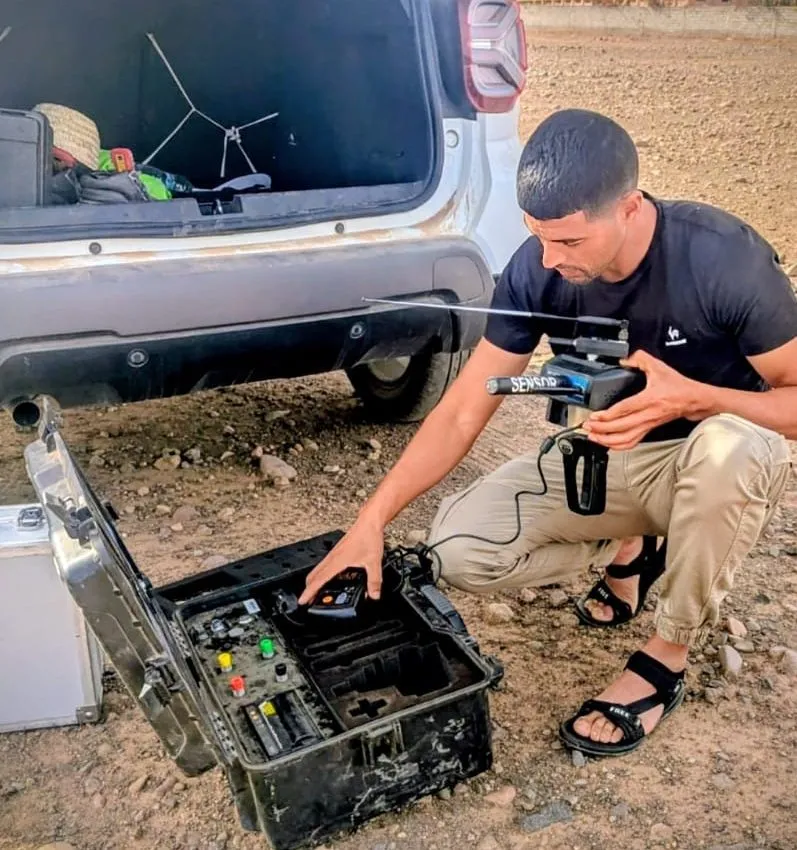 Abdelmajid utilisant l’appareil River G3 pour la détection d’eau souterraine à Marrakech – méthode sourcier Maroc scientifique
