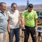 détection eau souterraine Maroc équipe géophysique avec appareil et foreuse arrière plan