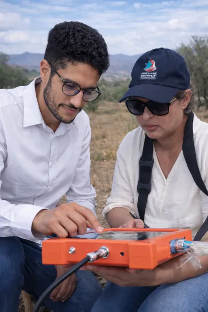 karima cabana geophysicienne et dr mohamed hlal hydrologue detection eau souterraine maroc analyse geophysique