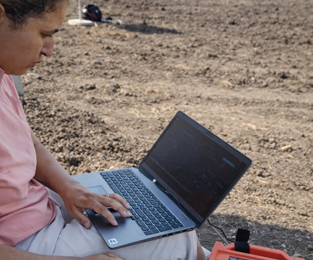 Karima Cabana, géophysicienne, réalisant une analyse géophysique pour localiser l’eau souterraine à Marrakech.