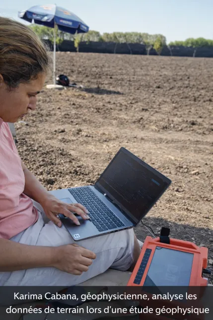 Karima Cabana, géophysicienne, réalisant une analyse géophysique pour localiser l’eau souterraine à Marrakech.
