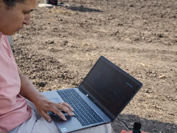 Karima Cabana, géophysicienne, réalisant une analyse géophysique pour localiser l’eau souterraine à Marrakech.