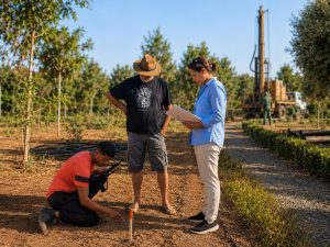 Karima Cabana avec un client lors d’une détection d’eau avant forage au Maroc