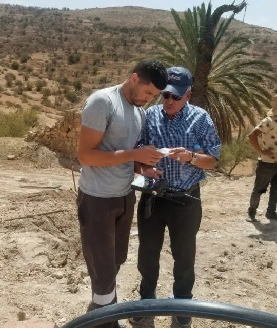 Abdelmajid Allo Eau Maroc lors d’une étude hydrogéologique avec un client au Maroc