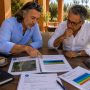 Pierre Cabana explique un rapport d’étude avant forage au Maroc