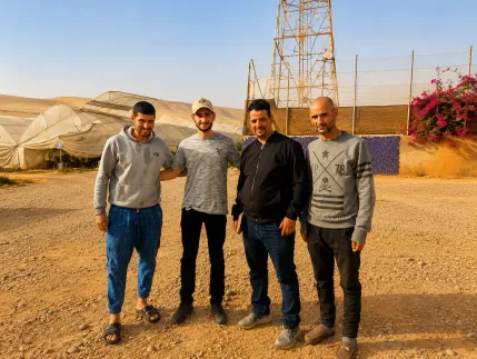 Équipe technique de détection d’eau souterraine sur le terrain à Marrakech