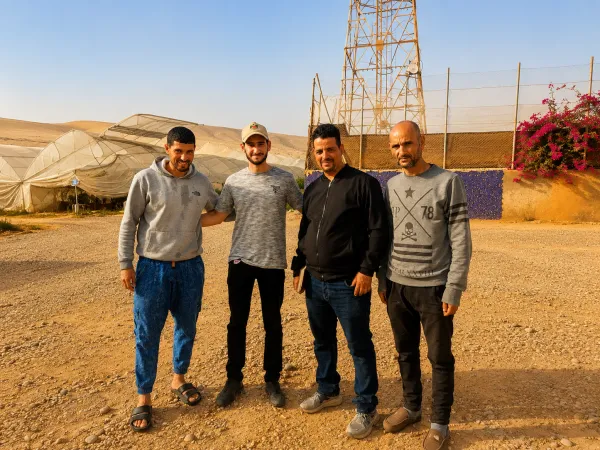 Équipe technique de détection d’eau souterraine sur le terrain à Marrakech